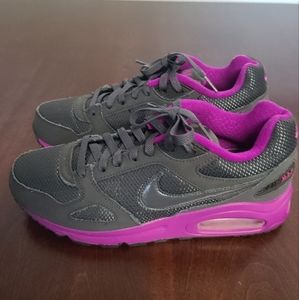 Women's Nike Air Max Size 9.5 Charcoal Grey and Magenta